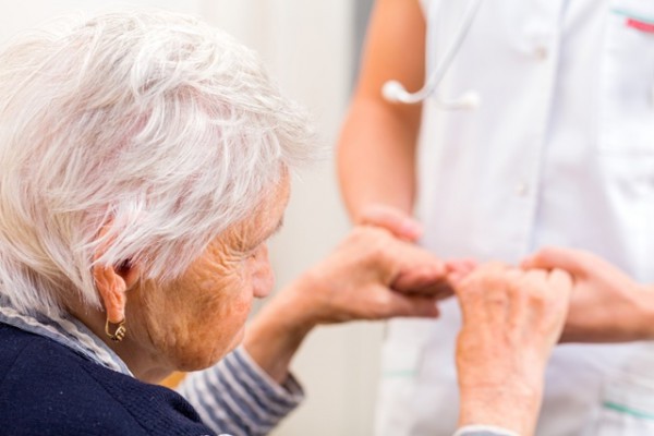 Studiu: Boala Alzheimer va putea fi putea fi depistată printr-un test de sânge la fel de precis ca alte metode