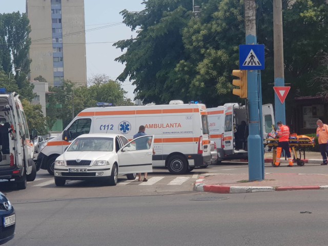 AMBULANȚĂ cu PACIENT, implicată într-un ACCIDENT rutier în centrul Constanței. VIDEO