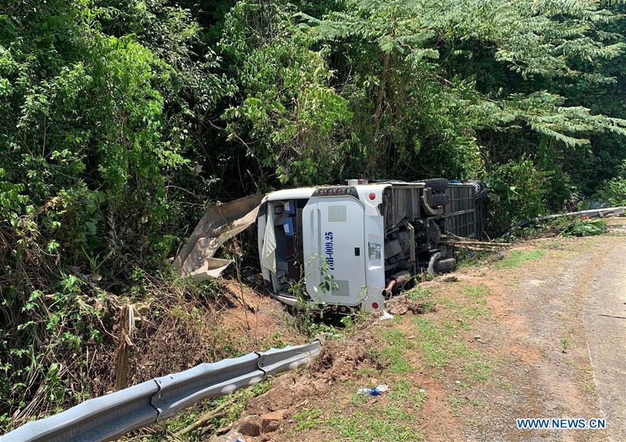 Vietnam: Cel puţin 15 morţi şi zeci de răniţi după ce un autobuz s-a răsturnat într-o prăpastie