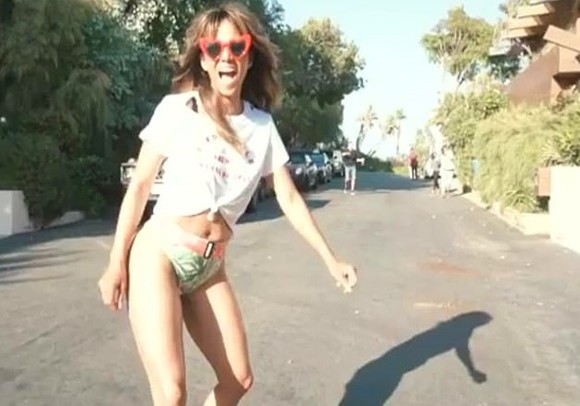 Halle Berry, în bikini pe skateboard la 53 de ani. Ce trucuri are actrița ca să arate atât de bine