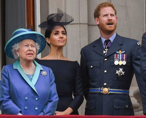 Care a fost gestul urât al Reginei Elisabeta care i-a determinat pe Harry şi pe Meghan să părăsească, definitiv, familia regală
