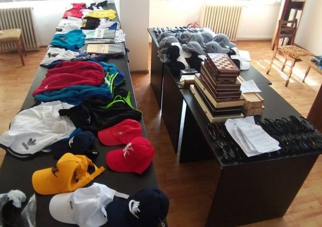 HAINE CONTRAFĂCUTE în valoare de aproximativ 16.300 lei, confiscate de Poliţiştii de Frontieră