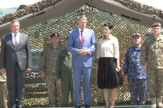 Preşedintele Iohannis şi ministrul Apărării, la ceremonia de înfiinţare a Comandamentului Corpului Multinaţional Sud-Est