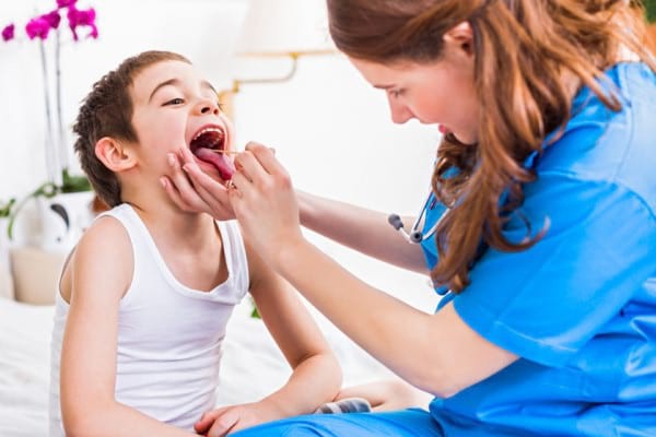 De ce apare laringita la copii, cum se tratează și ce remedii naturiste sunt eficiente