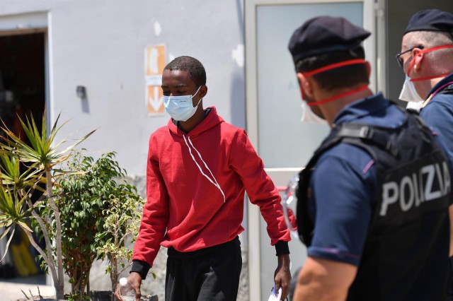 Coronavirus: Peste 200 de migranţi au fugit din carantină în Sicilia