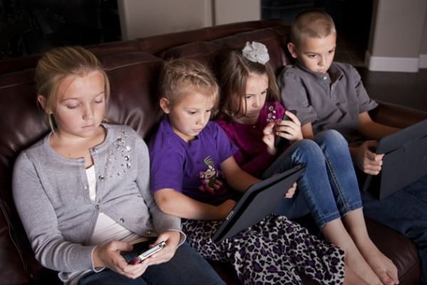 Cât ne lăsăm copiii la ecrane digitale?