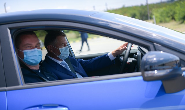 Preşedintele Iohannis a făcut un test-drive cu noul model Ford: Mi-a plăcut maşina
