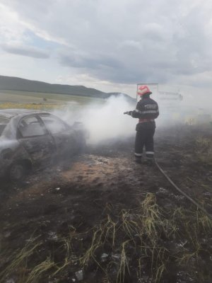 AUTOTURISM în FLĂCĂRI în comuna Izvoarele