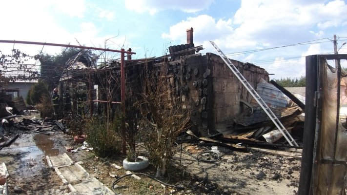 Incendiu în Cobadin, o casă a luat foc. VIDEO