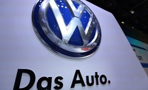 Comisia Europeană îndeamnă constructorul Volkswagen să îşi despăgubească toţi clienţii