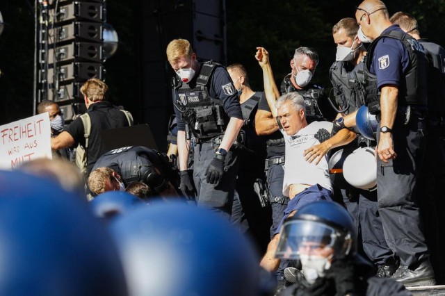 Germania: 18 poliţişti răniţi în acţiunea de dispersare a mitingului de protest din Berlin