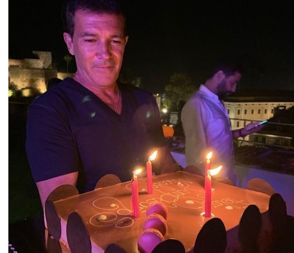 În ziua când a împlinit 60 de ani, Antonio Banderas a dezvăluit că a fost testat pozitiv pentru COVID-19