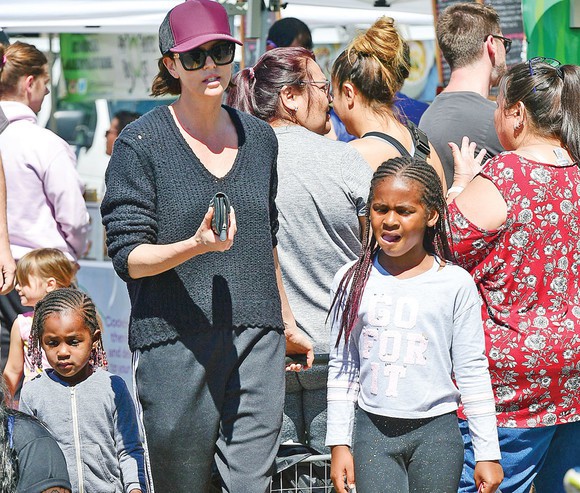 Charlize Theron e și mamă, și tată. Ea a explicat de ce nu are nevoie de un bărbat în viața ei
