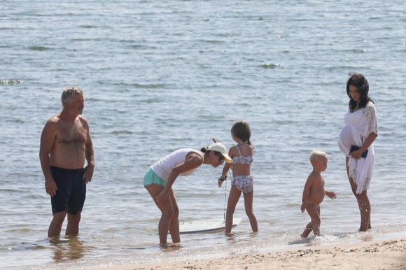 Alec Baldwin a ieşit cu toți cei cinci copii la plajă, dar și cu soția însărcinată
