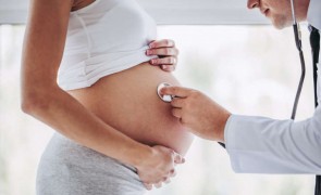 Femeile vaccinate pot transmite bebelușilor anticorpi COVID-19