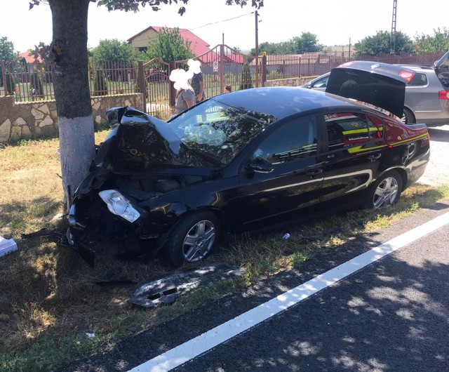 Accident rutier: a INTRAT cu MAȘINA în COPAC