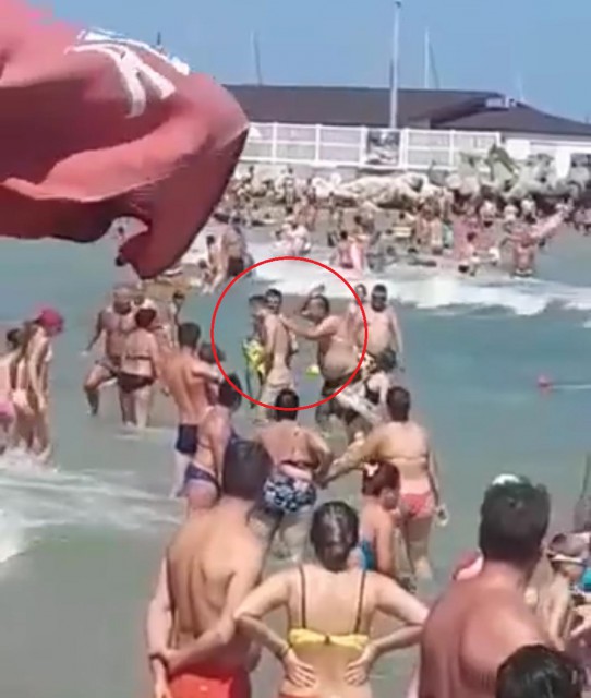 Tânărul SALVAT de la ÎNEC, în Eforie, luat la BĂTAIE de TA-SU! VIDEO