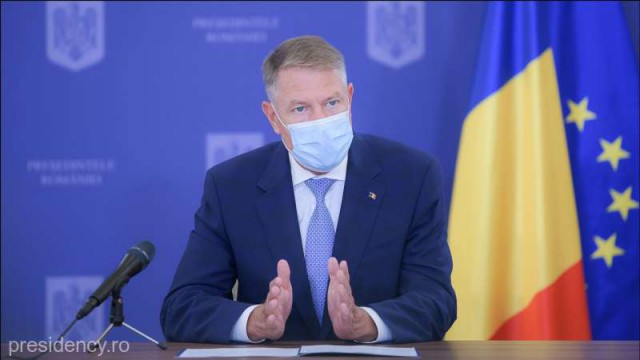 Iohannis: Dragi români, purtaţi mască, păstraţi distanţa ca să scăpăm de epidemie