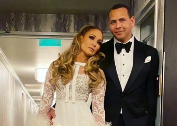 Jennifer Lopez și logodnicul ei promovează purtarea măștii de protecție. Ce modele au ales cei doi