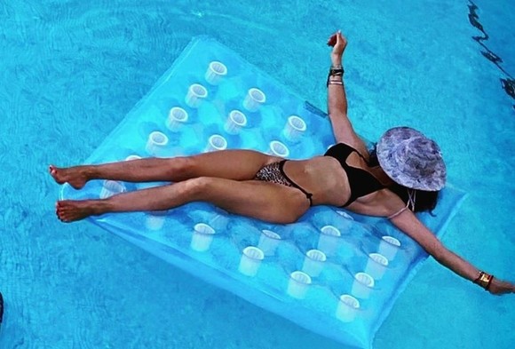 Mihaela Rădulescu, prea sexy, în cel mai mic costum de baie. La 51 de ani, diva ne arată că nu se „ofilește“
