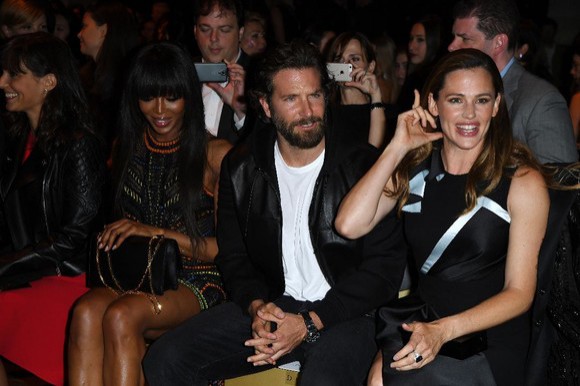 Jennifer Garner se iubește cu Bradley Cooper? Cei doi au fost surprinși la plajă