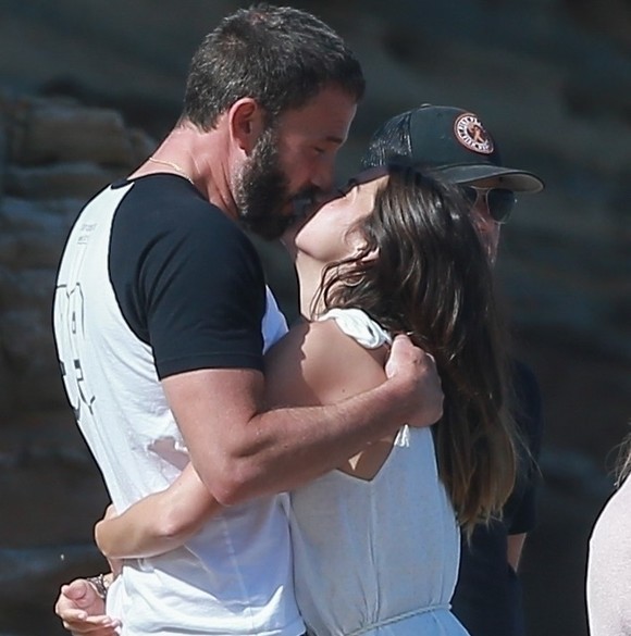 Matt Damon, la o plimbare pe plajă cu prietenul Affleck. Ben nu-și poate lua mâinile de pe iubita Ana de Armas