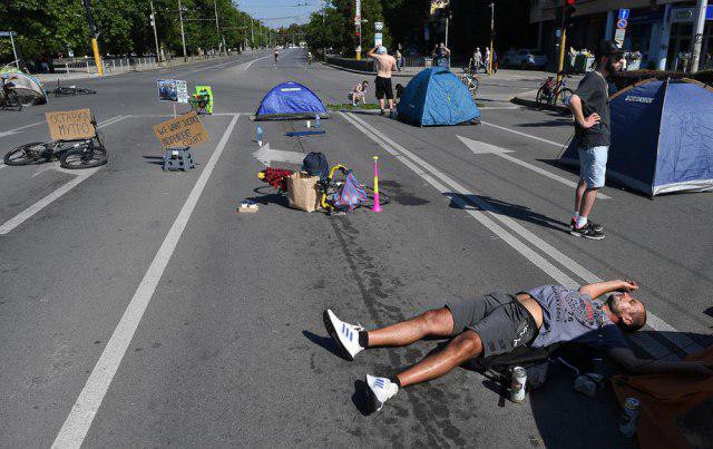 Bulgaria: Manifestanţii împotriva premierului Borisov instalează corturi de campanie la Sofia şi blochează traficul