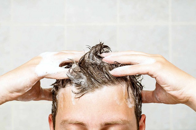 Șamponul exfoliant, de ajutor celor cu mătreață aderentă