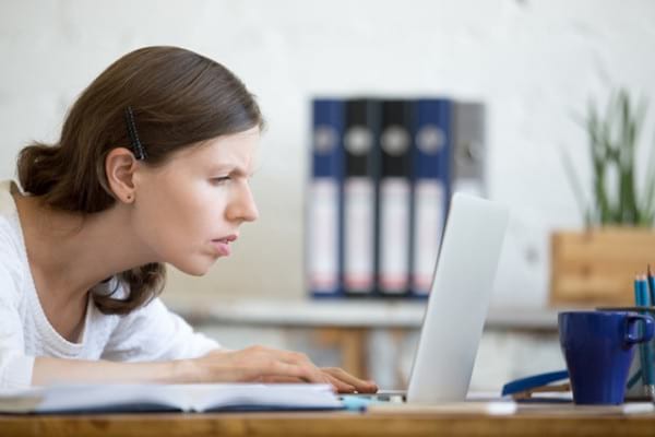 8 simptome care îți arată că ai nevoie de ochelari de vedere
