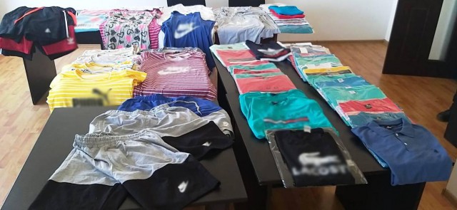 Articole vestimentare contrafăcute, confiscate pe plaja din Eforie
