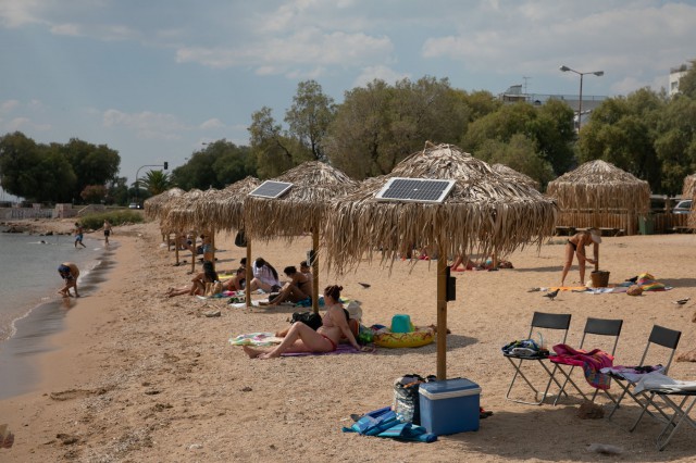 Grecia va începe să taxeze turiştii cu 20 de euro pentru serviciile medicale