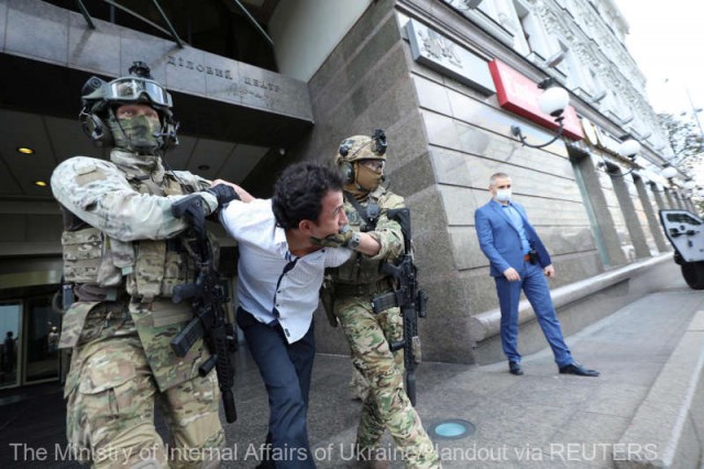 Ucraina: Poliţia l-a reţinut pe bărbatul care a luat ostatică o persoană într-o bancă din Kiev