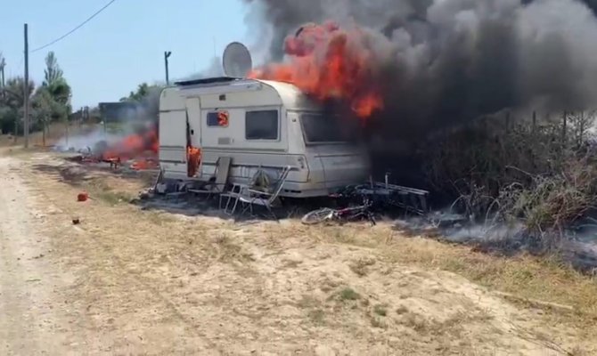 Vacanțe ruinate: trei RULOTE s-au făcut SCRUM de la o țigară