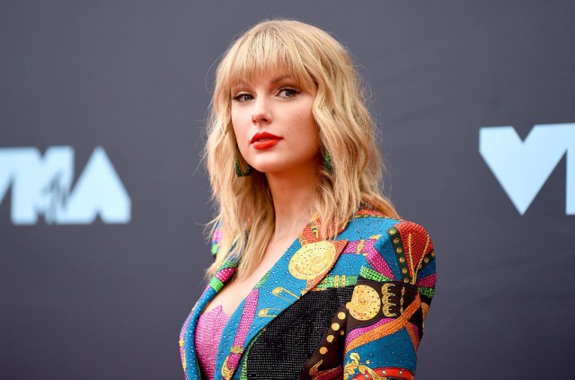 Folklore al cântăreţei Taylor Swift s-a menţinut în fruntea Billboard 200