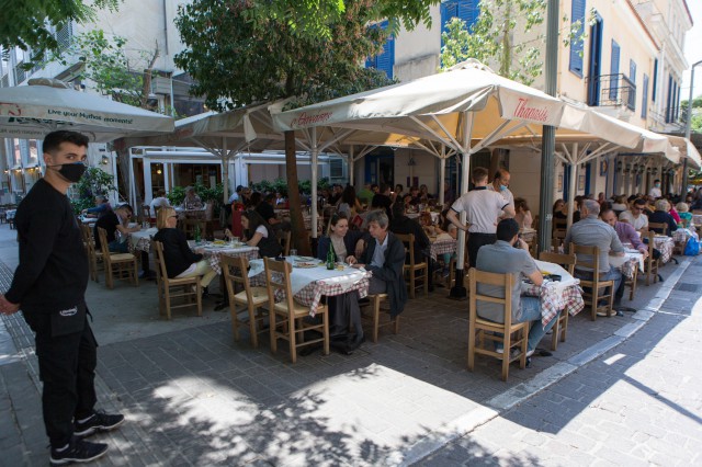 Coronavirus: Barurile şi restaurantele vor fi închise pe timpul nopţii în insulele greceşti