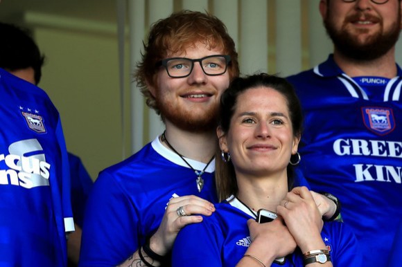 Ed Sheeran devine tată la 29 de ani. Soția lui este prima iubire, din liceu, a artistului