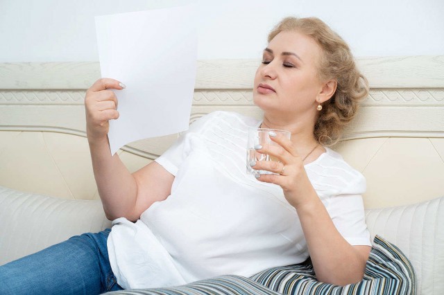 Studiu: Bufeuri intense la menopauză, risc crescut de boli de inimă