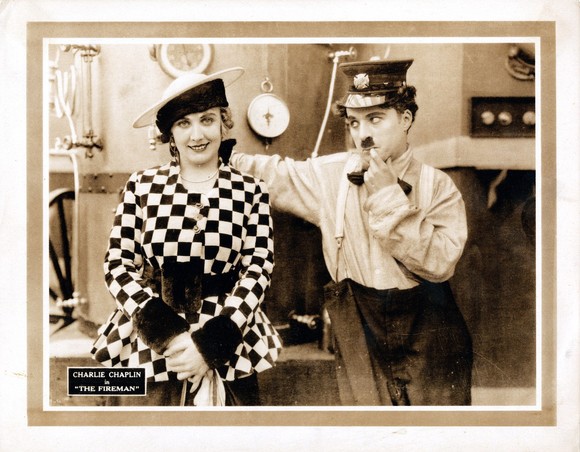 Charlie Chaplin a făcut sex cu peste 2.000 de femei, şi-a maltratat soţiile şi şi-a abandonat copiii