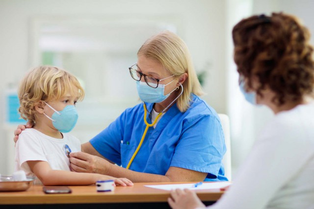 Copiii sub 5 ani pot transmite mai ușor noul coronavirus decât adulții
