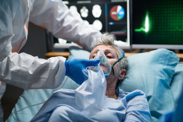 Studiu - COVID-19: Femeile la menopauză, risc crescut de complicații ale infecției cu SARS-CoV-2