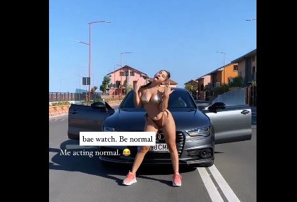 IUBITA unui FOTBALIST a DEFILAT în COSTUM de BAIE pe STRADĂ, în MAMAIA!