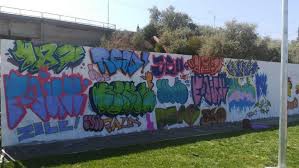 RAEDPP își CURĂȚĂ CLĂDIRILE degradate și îi AMENINȚĂ pe graffiticieni