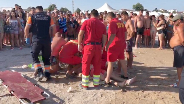 Femeie SCOASĂ din mare, în stațiunea Mamaia, în STOP cardio-respirator