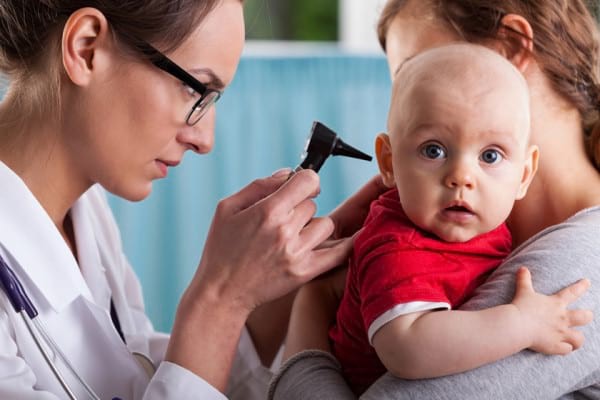 Infecția urechii la bebeluși si la copii mici: cum recunoști și cum tratezi otita