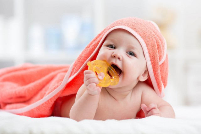 Îngrijirea primilor dinţi la bebeluşi