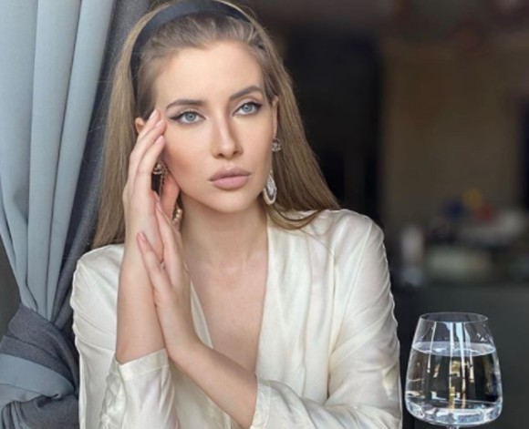 Iulia Albu și-a înscris fiica la o școală de stat. De ce a fost dată afară vedeta din grupurile cu mămici!