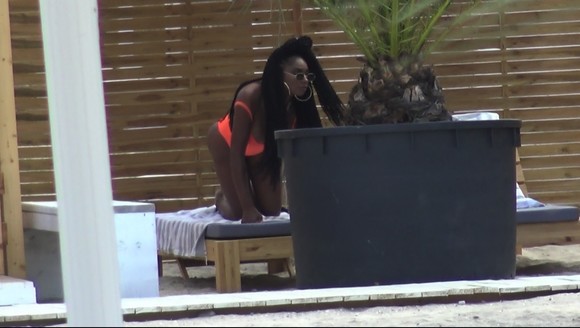Laurette, cu sânii pe afară, la plajă. Costumul de baie i-a jucat feste