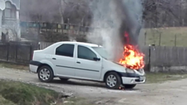 Un AUTOTURISM a luat FOC în EFORIE SUD