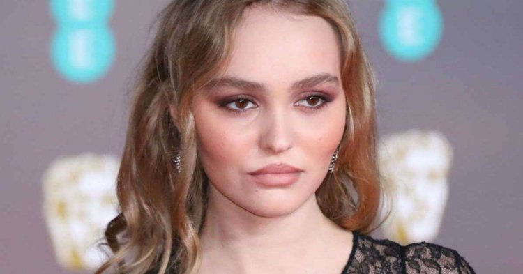 Lily-Rose Depp, sărut fierbinte cu o fată