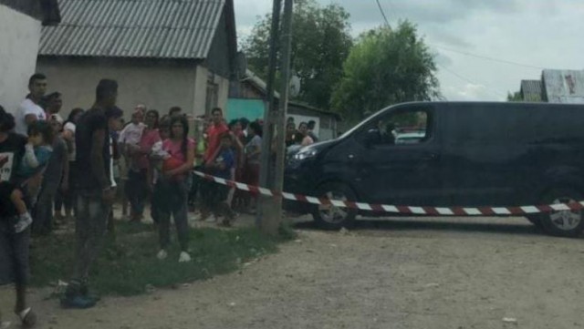 Doi polițiști care au încercat să despartă 3 scandalagii, atacați cu pietre și bâte de 50 de persoane